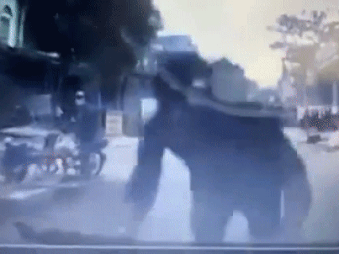 Người đàn ông bất ngờ nhảy lên nắp capo chiếc xe ô tô rồi la hét, lăn lộn ăn vạ khiến nhiều người phải lắc đầu, ngán ngẩm