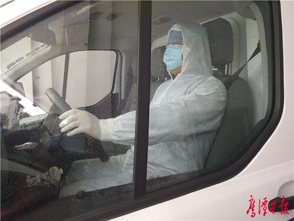 Cấp tập sản xuất xe cứu thương đặc biệt chống virus corona-3