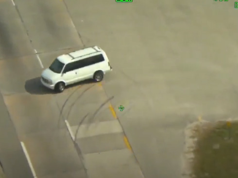 Ô tô mất lái húc văng nhóm thực khách đang ngồi ăn trên vỉa hè-1