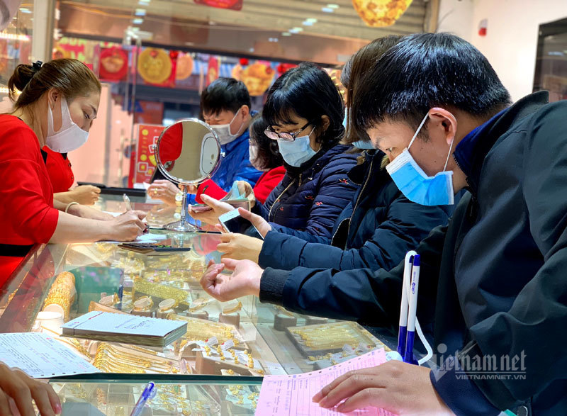 Ninja bịt kín, sát khuẩn 2 tay tiến vào hàng vàng rước Thần Tài-11