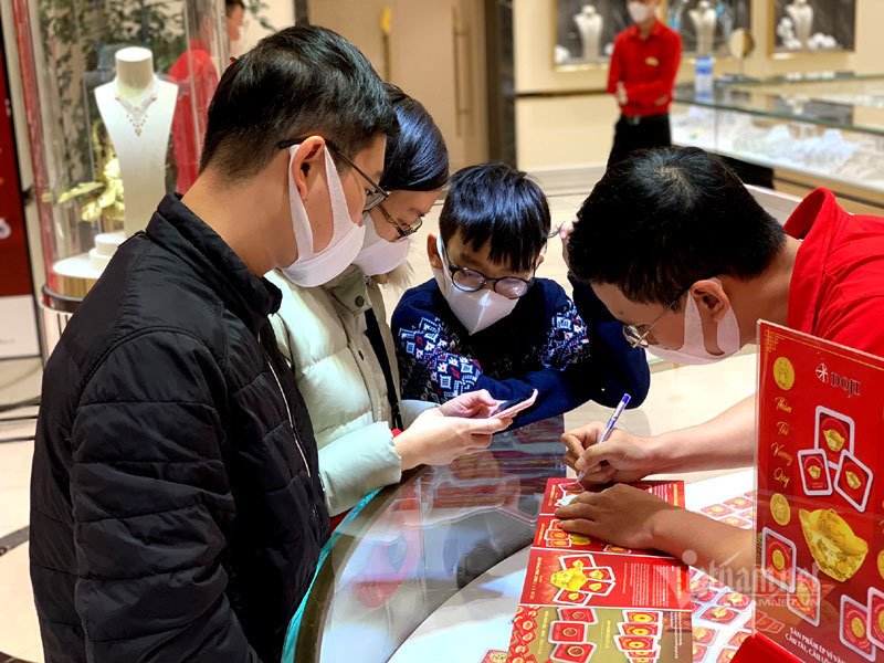 Ninja bịt kín, sát khuẩn 2 tay tiến vào hàng vàng rước Thần Tài-14