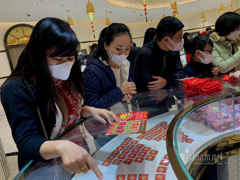 Ninja bịt kín, sát khuẩn 2 tay tiến vào hàng vàng rước Thần Tài-15