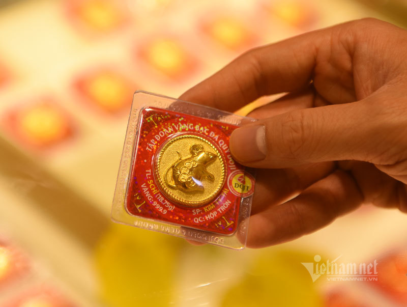 Ninja bịt kín, sát khuẩn 2 tay tiến vào hàng vàng rước Thần Tài-18