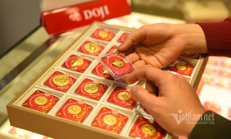 Ninja bịt kín, sát khuẩn 2 tay tiến vào hàng vàng rước Thần Tài-19