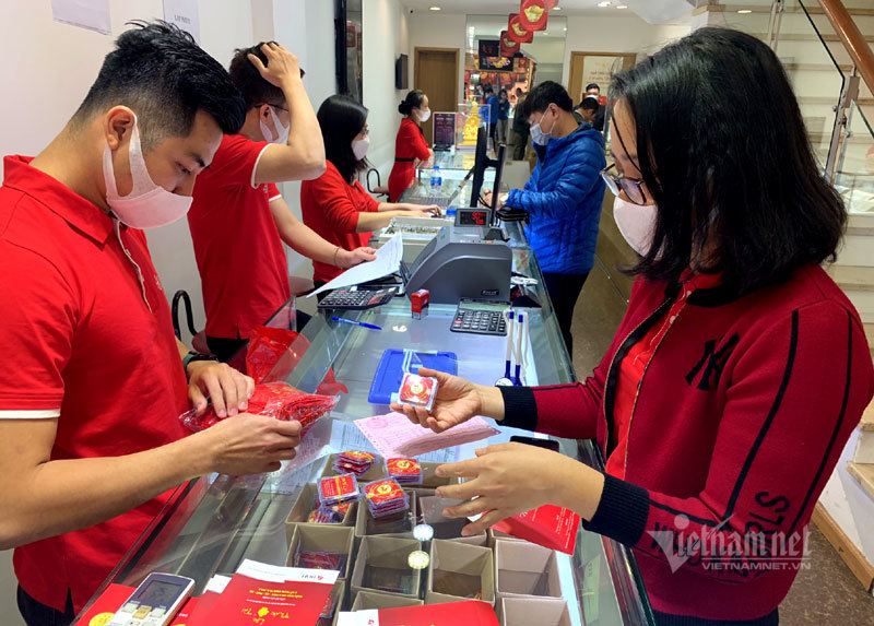 Ninja bịt kín, sát khuẩn 2 tay tiến vào hàng vàng rước Thần Tài-20