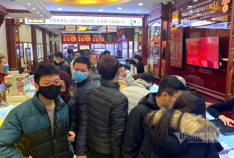 Ninja bịt kín, sát khuẩn 2 tay tiến vào hàng vàng rước Thần Tài-5