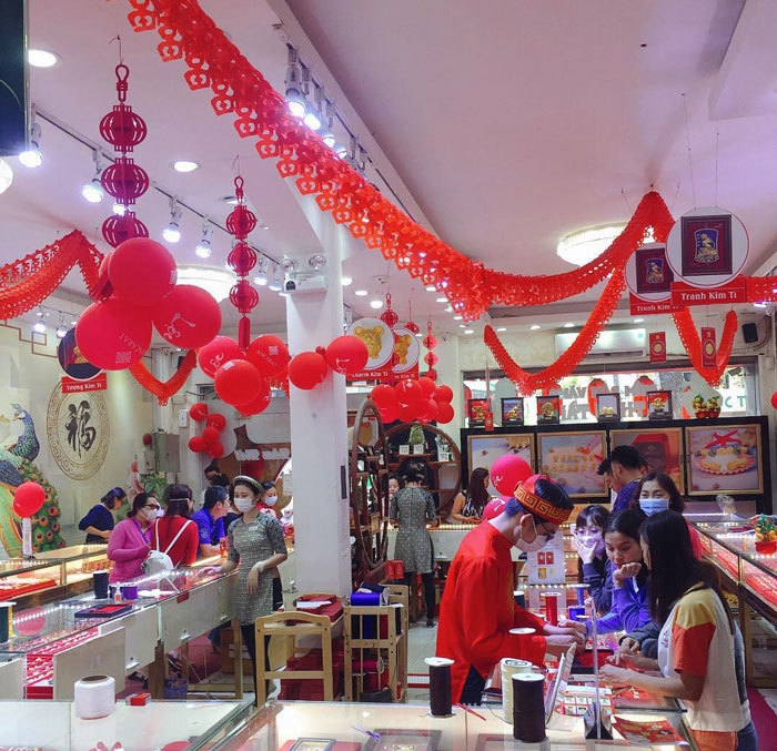 Ninja bịt kín, sát khuẩn 2 tay tiến vào hàng vàng rước Thần Tài-6