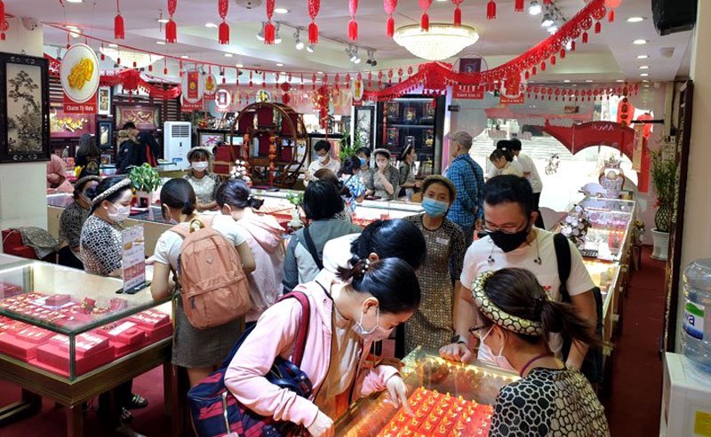 Ninja bịt kín, sát khuẩn 2 tay tiến vào hàng vàng rước Thần Tài-7