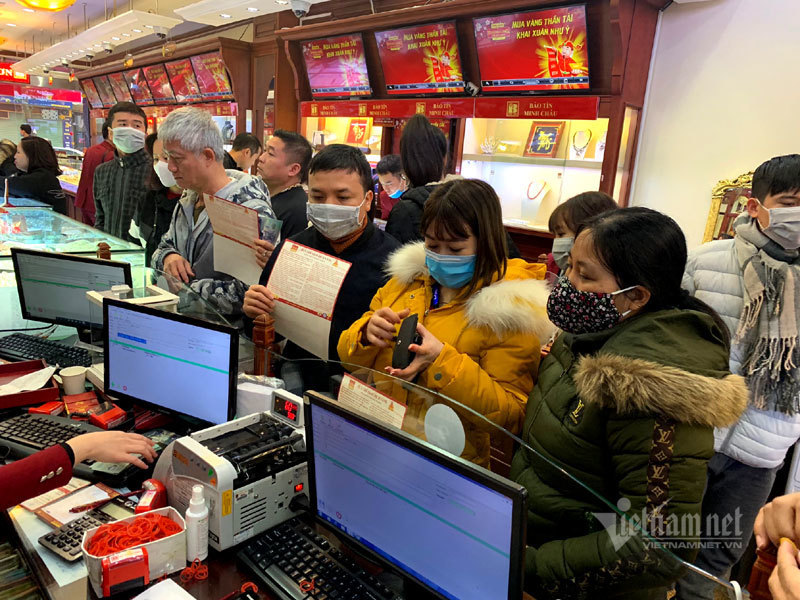 Ninja bịt kín, sát khuẩn 2 tay tiến vào hàng vàng rước Thần Tài-8