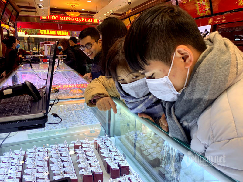 Ninja bịt kín, sát khuẩn 2 tay tiến vào hàng vàng rước Thần Tài-9