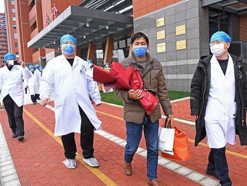 Tin vui: Đã có 328 người khỏi bệnh viêm phổi do virus corona, được xuất viện tại Trung Quốc