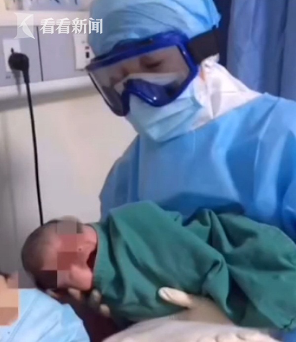 Khoảnh khắc xúc động khi em bé sơ sinh có bố mắc viêm phổi Vũ Hán và mẹ dương tính với virus corona chào đời khỏe mạnh tại khu cách ly-2