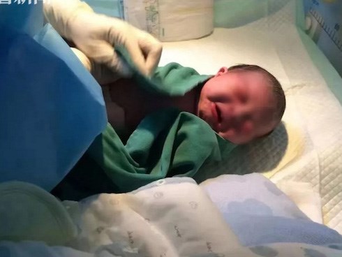 Khoảnh khắc xúc động khi em bé sơ sinh có bố mắc viêm phổi Vũ Hán và mẹ dương tính với virus corona chào đời khỏe mạnh tại khu cách ly
