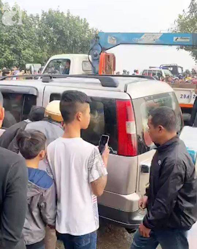 Nam Định: Xe 7 chỗ trôi xuống sông khi qua phà, một người tử vong-2