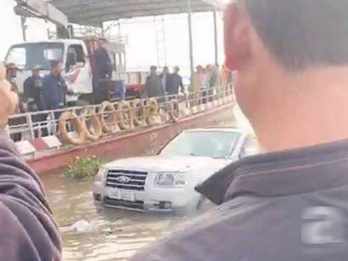 Nam Định: Xe 7 chỗ trôi xuống sông khi qua phà, một người tử vong