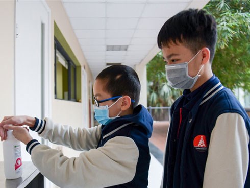 TP.HCM cho nghỉ thêm một tuần, học sinh Hà Nội vẫn đến lớp