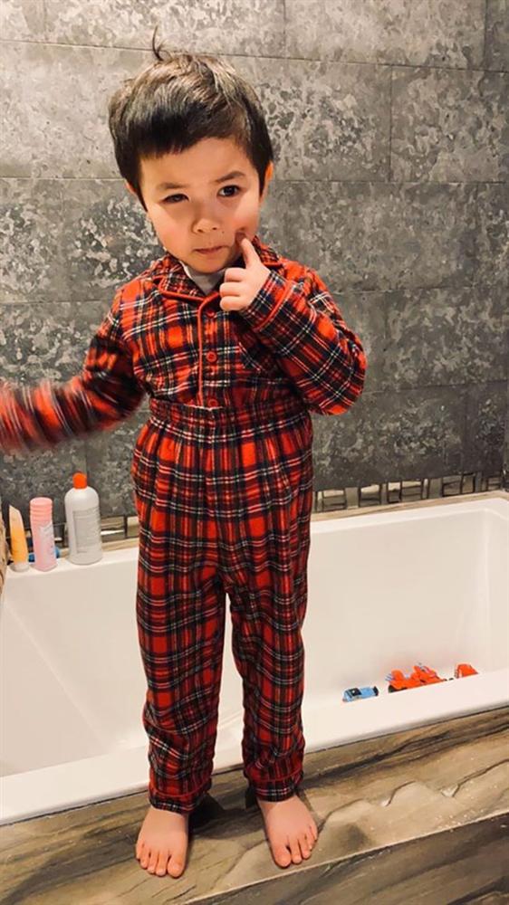 Giữa lúc thế giới đang hoang mang vì đại dịch virus corona, bà xã Đan Trường khiến công chúng lo lắng khi tiết lộ việc con trai sốt 3 ngày liên tiếp-3