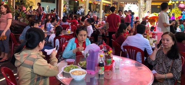 Mùa chặt chém, rau muống 40 ngàn, riêu cua 100 ngàn, khẩu trang 5 triệu-2