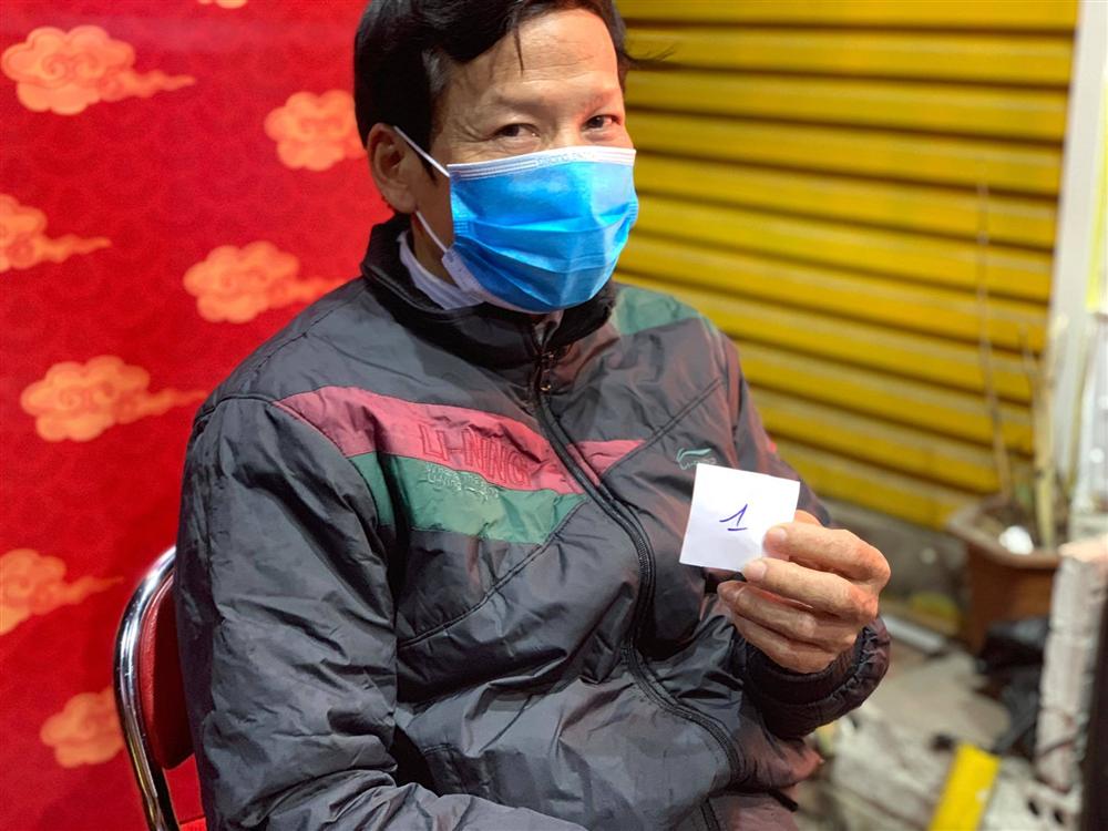 Xếp hàng từ 2 giờ sáng, chịu giá rét mua vàng Thần Tài tặng người yêu-2