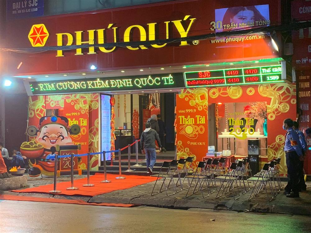 Xếp hàng từ 2 giờ sáng, chịu giá rét mua vàng Thần Tài tặng người yêu-7