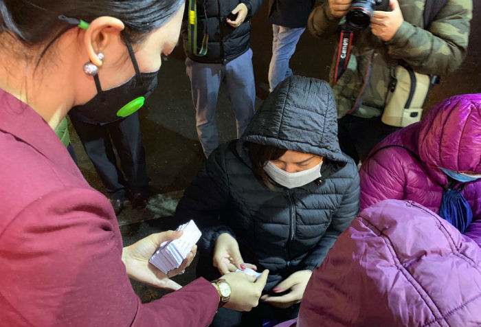 Xếp hàng từ 2 giờ sáng, chịu giá rét mua vàng Thần Tài tặng người yêu-9