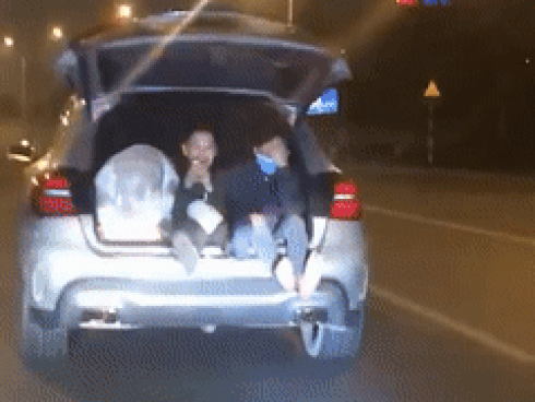 Phanh xe máy gấp, người phụ nữ lọt gầm ô tô 7 chỗ nguy kịch-1