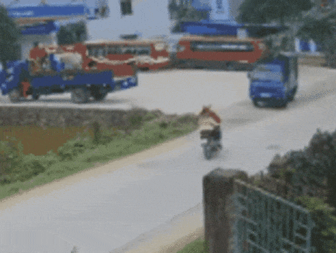 CLIP: Ép xe tải tông vào dải phân cách, tài xế xe khách có hành động gây bức xúc ngay sau đó-1