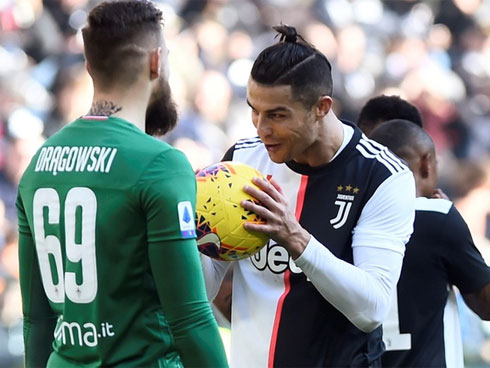 Trong ngày sinh nhật tuổi 35, Ronaldo bất ngờ bị fan đào lại ảnh từ 30 năm trước: Hóa ra, CR7 vốn đẹp trai từ bé-8