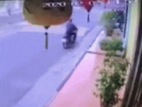 CLIP: Đang chạy trên đường, ô tô bị cột điện đập trúng nhưng pha xử lý sau đó của tài xế mới khiến nhiều người bất ngờ-1