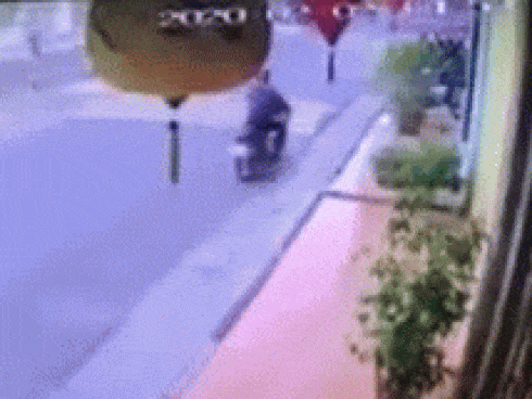 Nữ tài xế xe máy sang đường ẩu suýt bị ôtô đâm trúng-1