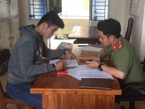 Giữa dịch virus corona, cả gia đình xuất hiện trong sân bay với đồ bảo hộ kín mít gây chú ý-8