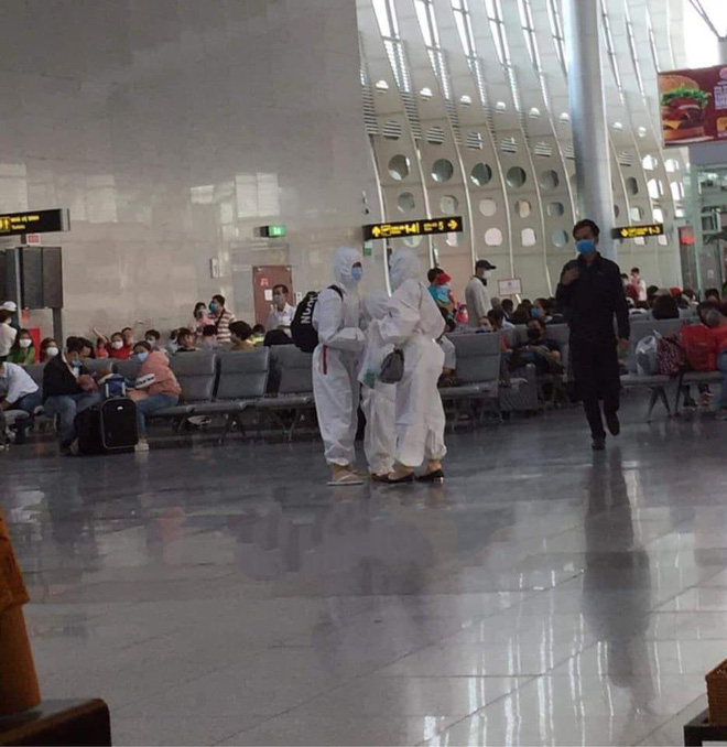 Giữa dịch virus corona, cả gia đình xuất hiện trong sân bay với đồ bảo hộ kín mít gây chú ý-1