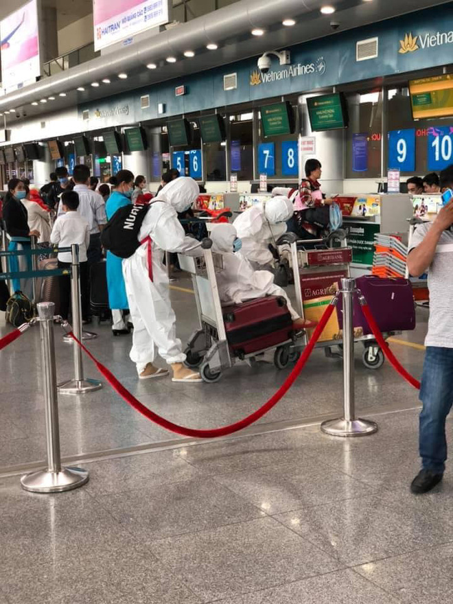 Giữa dịch virus corona, cả gia đình xuất hiện trong sân bay với đồ bảo hộ kín mít gây chú ý-2