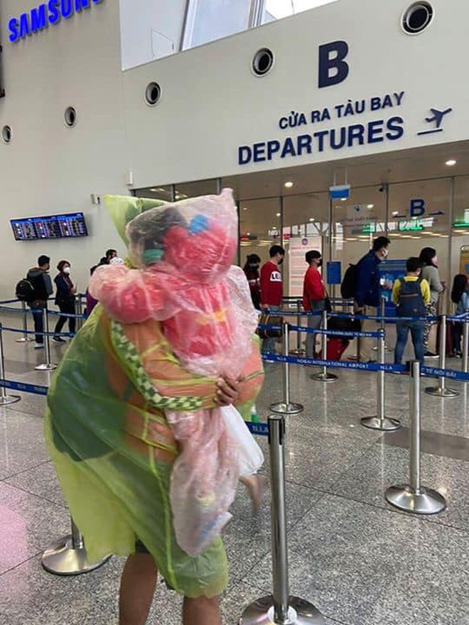 Giữa dịch virus corona, cả gia đình xuất hiện trong sân bay với đồ bảo hộ kín mít gây chú ý-3