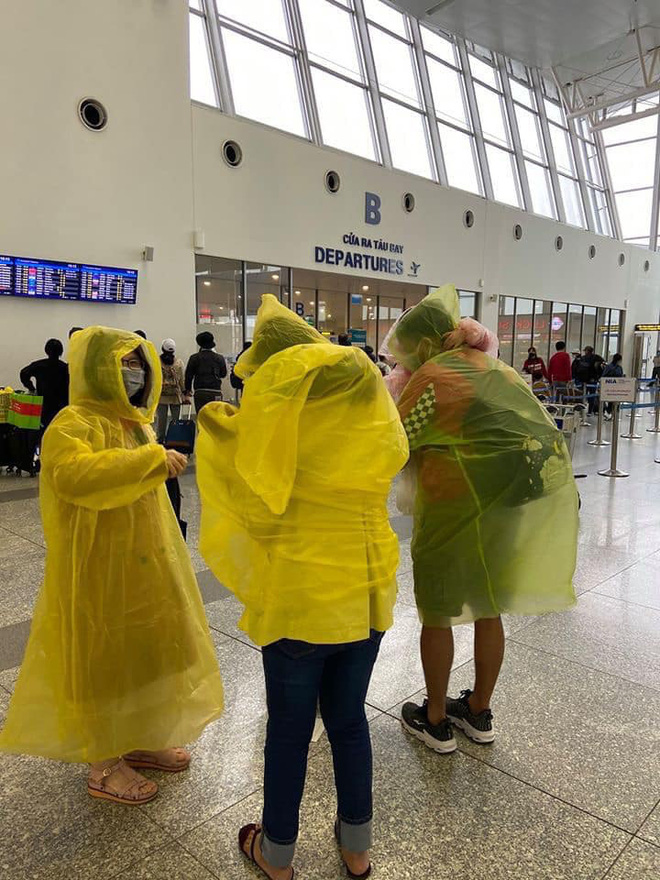 Giữa dịch virus corona, cả gia đình xuất hiện trong sân bay với đồ bảo hộ kín mít gây chú ý-4