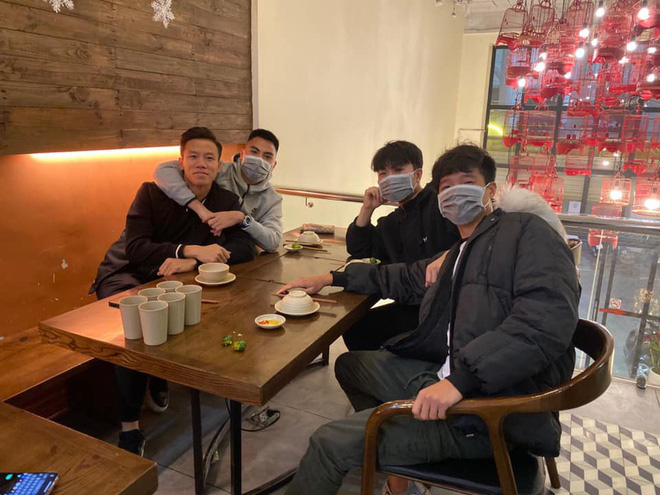 Giữa dịch virus corona, cả gia đình xuất hiện trong sân bay với đồ bảo hộ kín mít gây chú ý-6