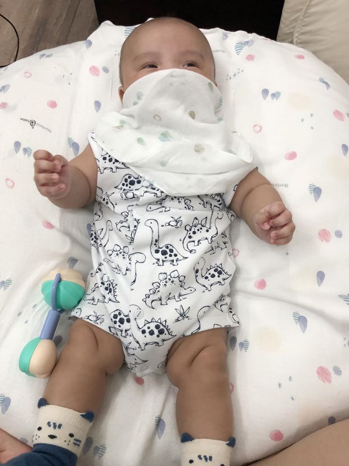 Mặc mọi người tranh nhau mua khẩu trang, vợ rapper Đinh Tiến Đạt bình tĩnh dùng vật liệu độc đáo, hiệu quả chẳng kém để phòng Corona cho con-1