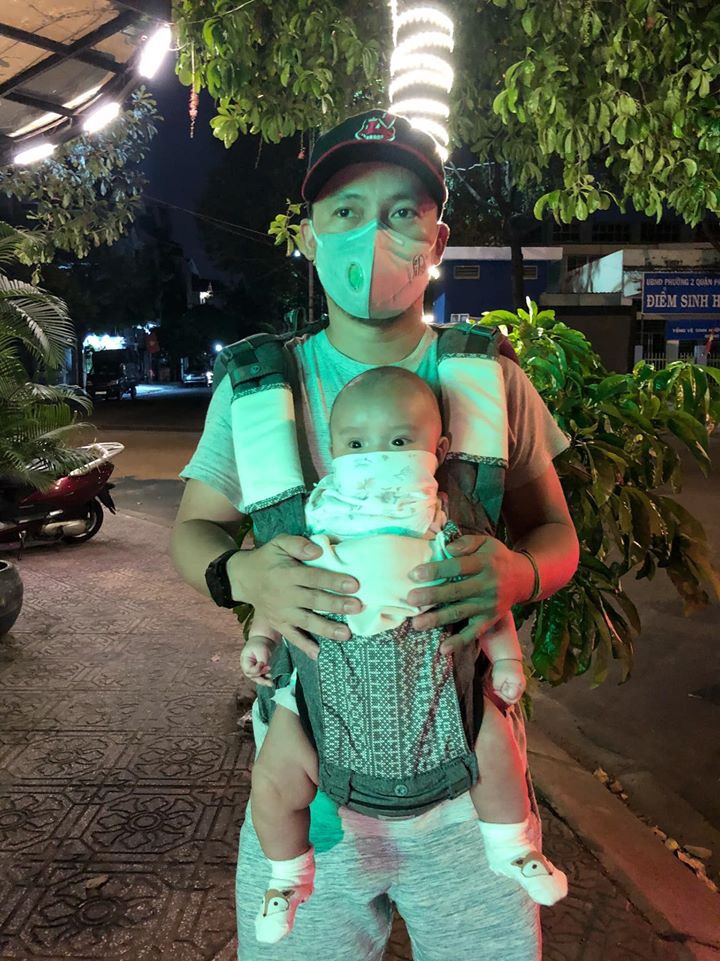 Mặc mọi người tranh nhau mua khẩu trang, vợ rapper Đinh Tiến Đạt bình tĩnh dùng vật liệu độc đáo, hiệu quả chẳng kém để phòng Corona cho con-2
