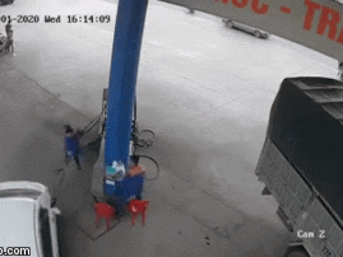 Clip: Nhân viên trạm xăng gặp họa chỉ vì một bất cẩn, ai cũng nên cẩn thận