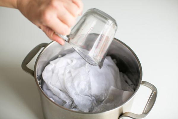 5 mẹo nhỏ xử lý mùi hôi quần áo nhanh chóng, hiệu quả trong tiết mưa xuân khó chịu-2