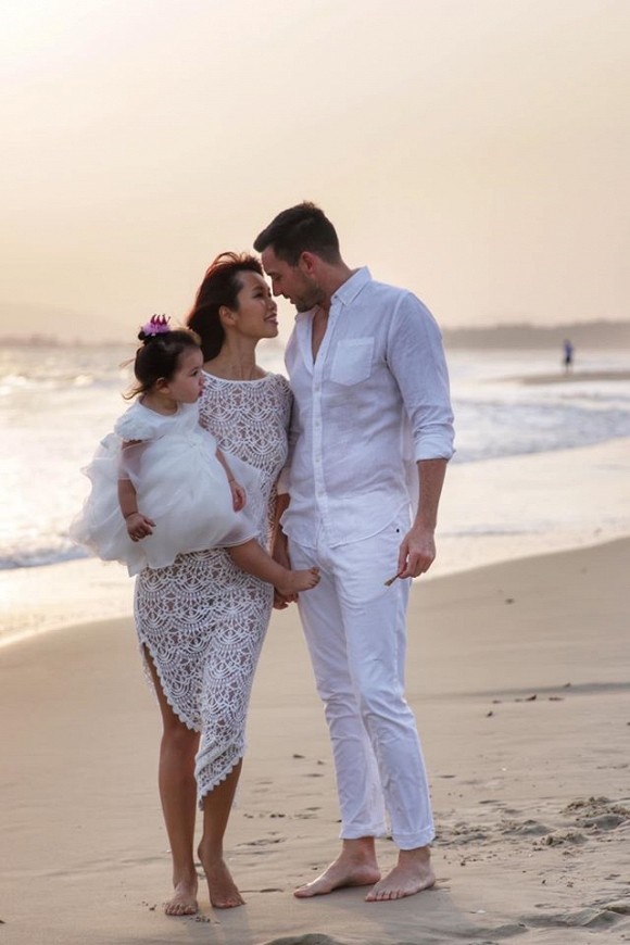 Siêu mẫu Hà Anh tình tứ bên chồng khi đi dạo ở bãi biển Vũng Tàu-1