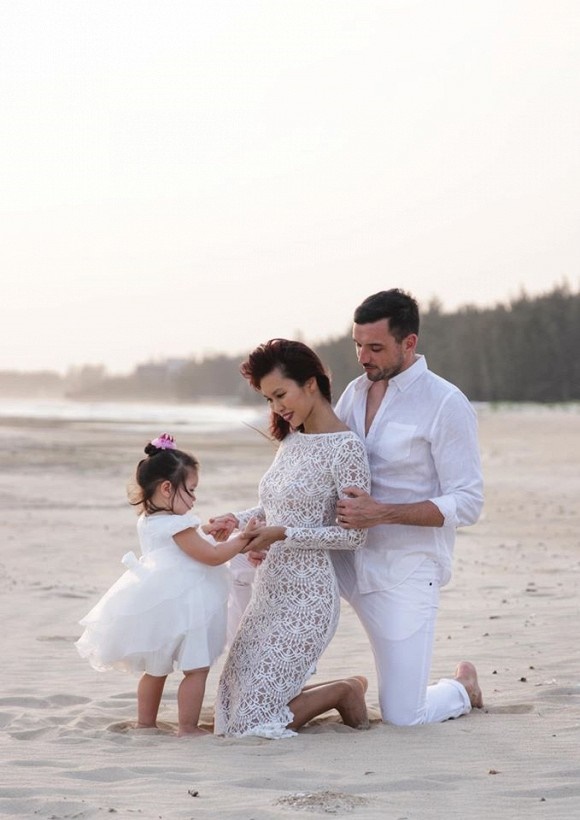 Siêu mẫu Hà Anh tình tứ bên chồng khi đi dạo ở bãi biển Vũng Tàu-5