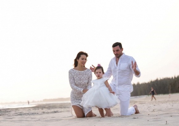 Siêu mẫu Hà Anh tình tứ bên chồng khi đi dạo ở bãi biển Vũng Tàu-6