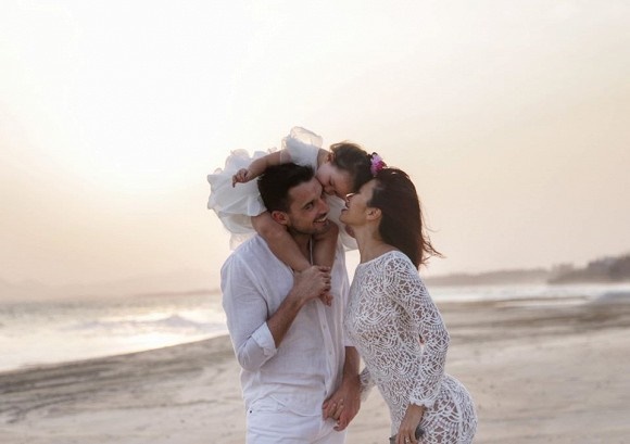 Siêu mẫu Hà Anh tình tứ bên chồng khi đi dạo ở bãi biển Vũng Tàu-7