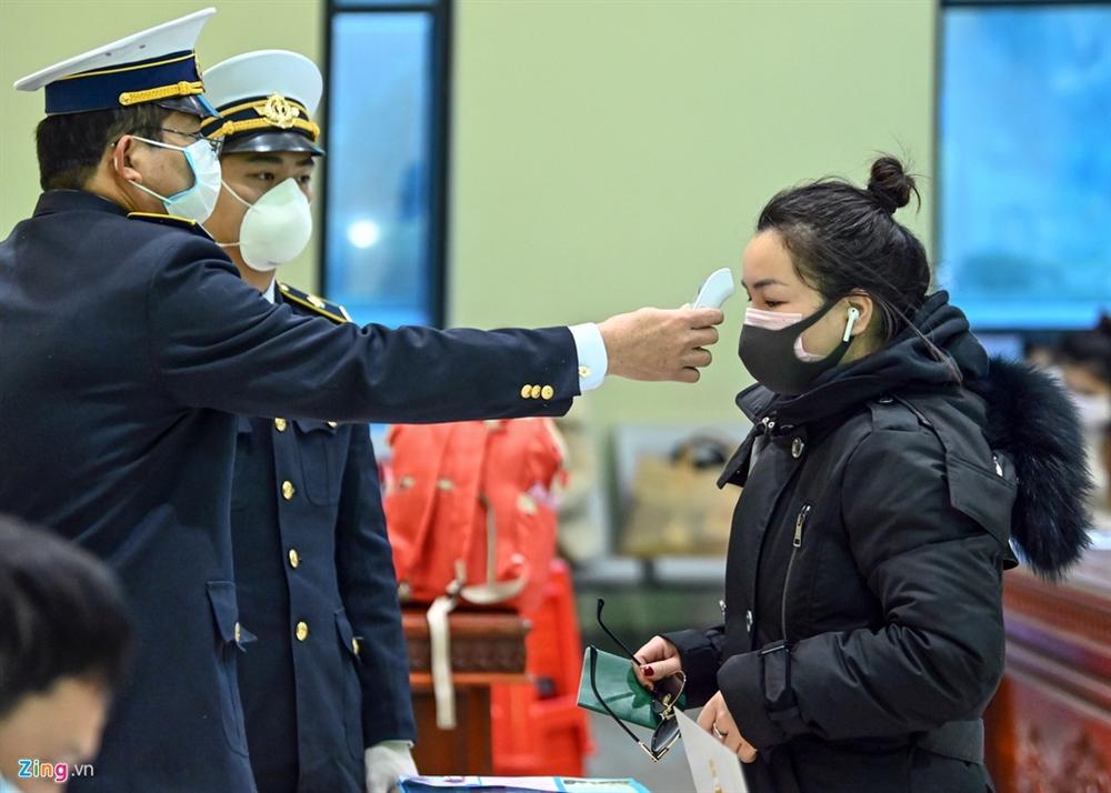 Đo thân nhiệt, cách ly 14 ngày toàn bộ người Việt về từ Trung Quốc-2