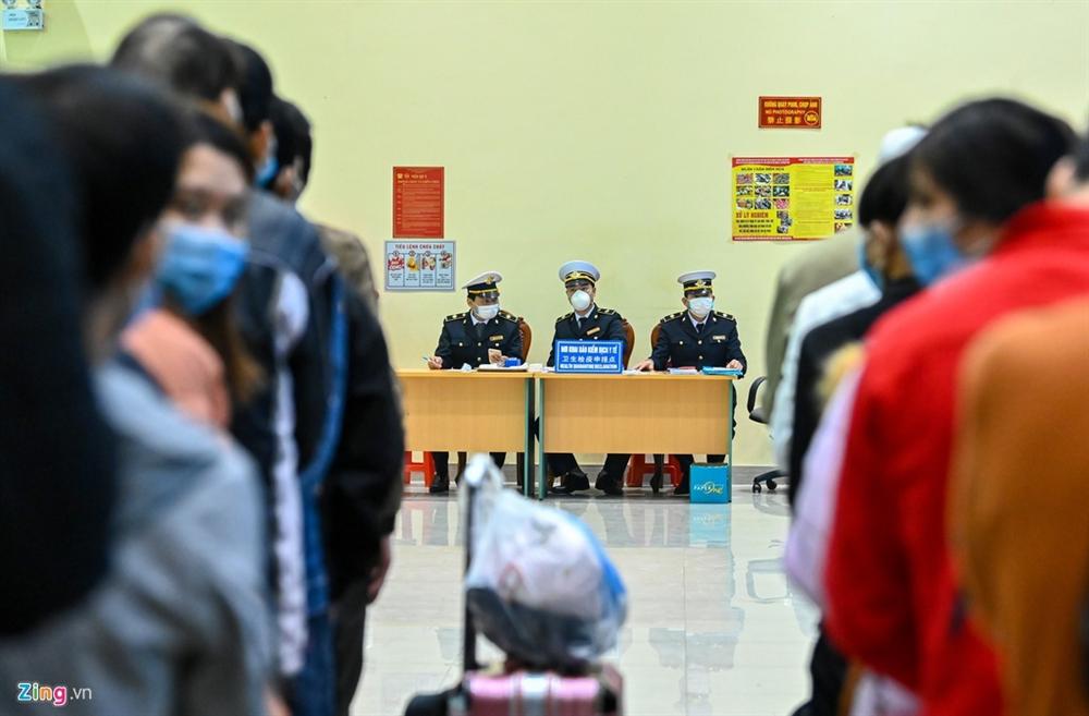Đo thân nhiệt, cách ly 14 ngày toàn bộ người Việt về từ Trung Quốc-5