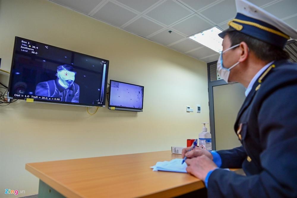 Đo thân nhiệt, cách ly 14 ngày toàn bộ người Việt về từ Trung Quốc-6