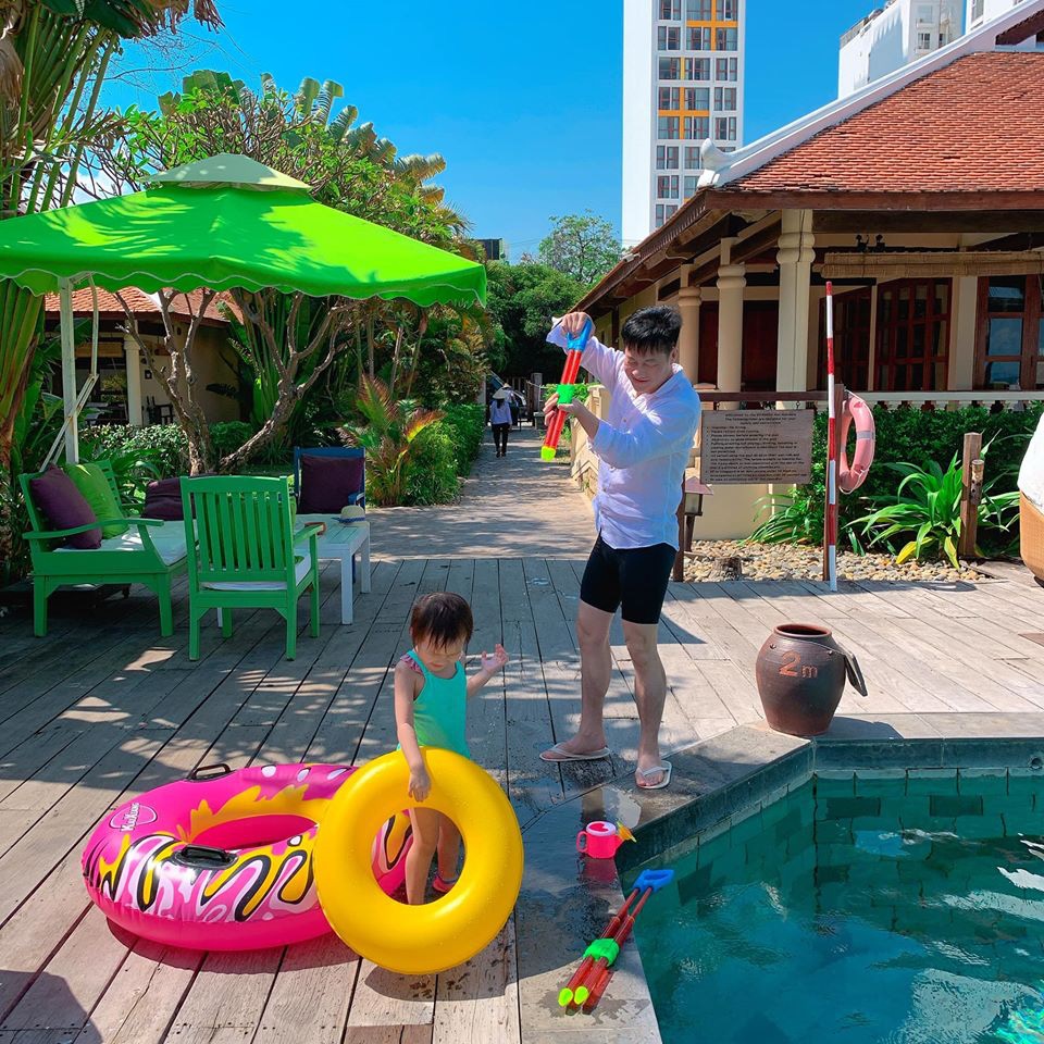 Con gái không chịu đeo khẩu trang đúng cách, Phan Như Thảo đành dùng biện pháp đặc biệt để phòng tránh virus Corona cho bé Bồ Câu-4