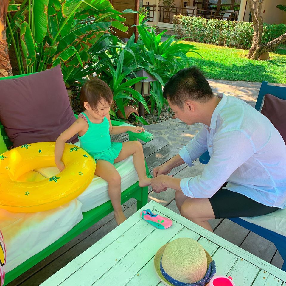 Con gái không chịu đeo khẩu trang đúng cách, Phan Như Thảo đành dùng biện pháp đặc biệt để phòng tránh virus Corona cho bé Bồ Câu-2