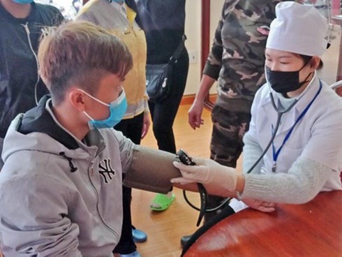 Móng Cái lấy mẫu bệnh phẩm của 1 người tử vong để gửi xét nghiệm virus corona